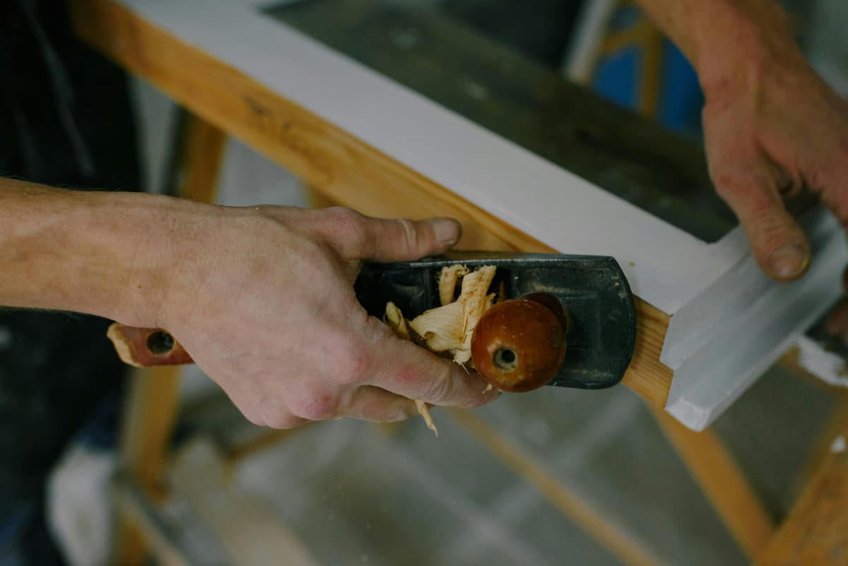 Carpintero profesional construyendo mueble a medida en Buenos Aires