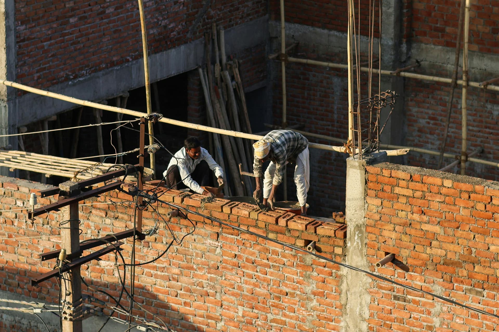 Albañil independiente levantando pared de ladrillos en obra de refacción en Buenos Aires