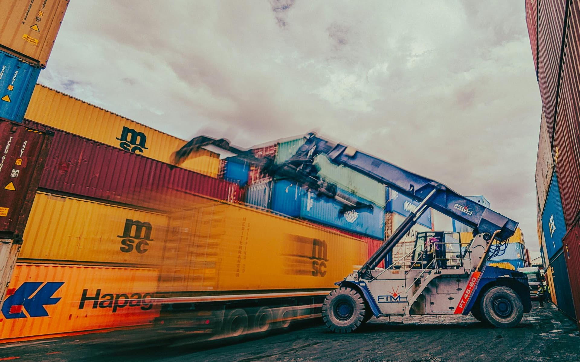 Calculadora de Importación Argentina 2026 — Calculá el costo real en pesos con todos los impuestos de aduana: arancel, IVA, estadística y percepciones