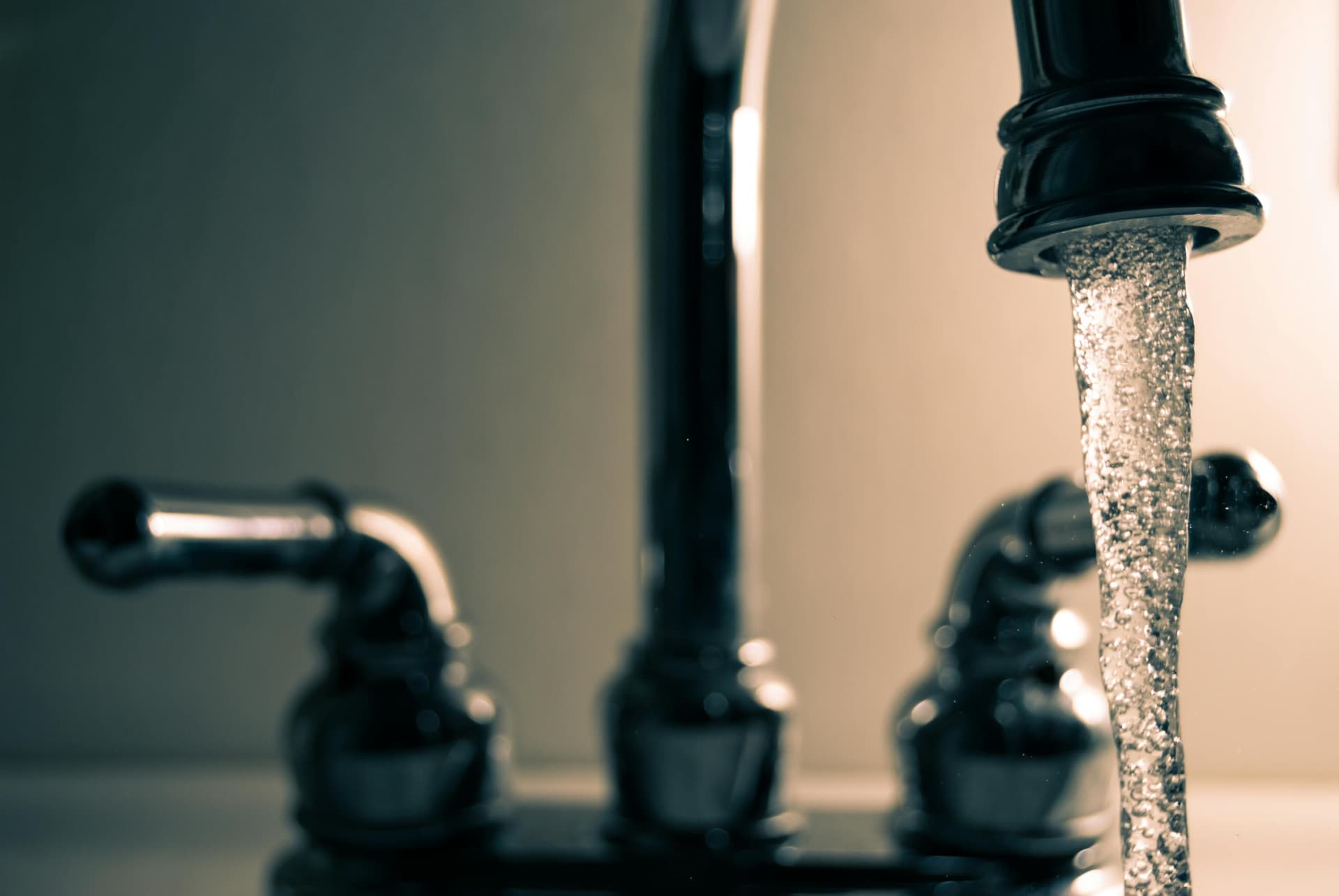 Cálculo de presión de agua por piso en un edificio de Argentina: presión hidrostática en mca y bar según la altura del tanque, compatibilidad de calefón y ducha, y recomendación de bomba presurizadora para el último piso