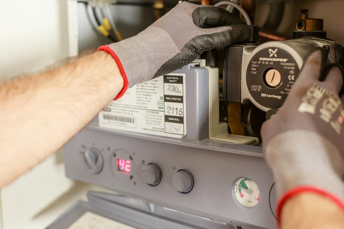 Gasista matriculado instalando calefón en Buenos Aires - Calculadora de ingresos