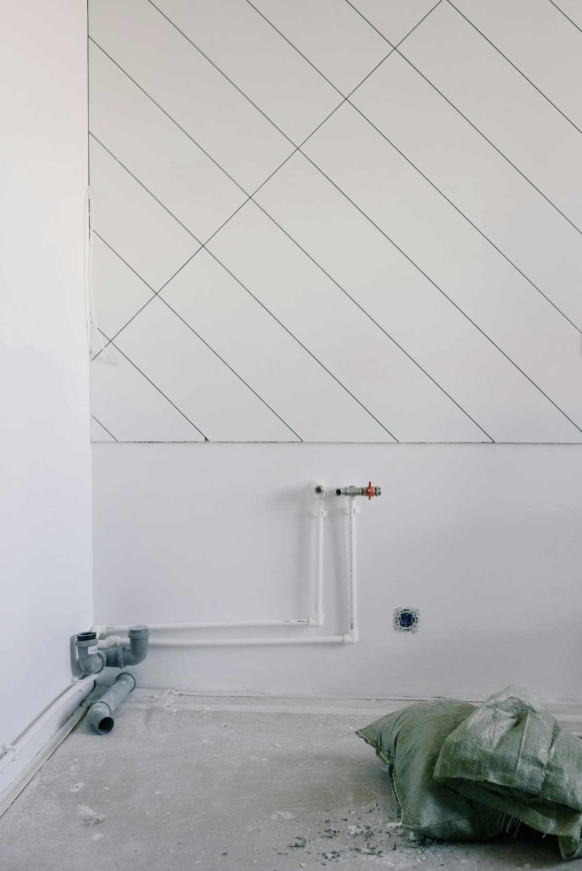 Plomero profesional verificando instalación sanitaria con matrícula COPIME en Buenos Aires