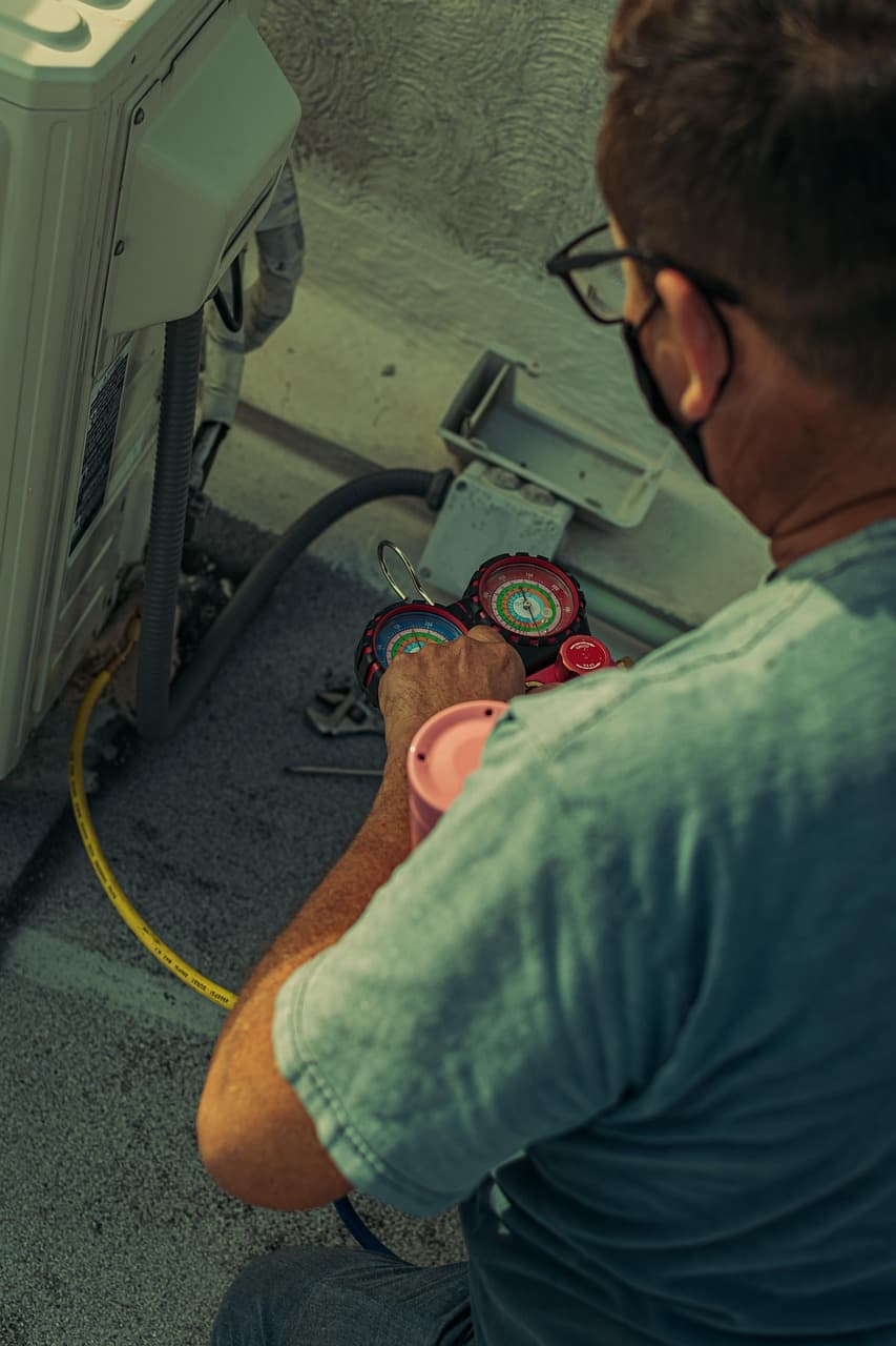 Trabajos de aire acondicionado en Buenos Aires - técnico instalando split