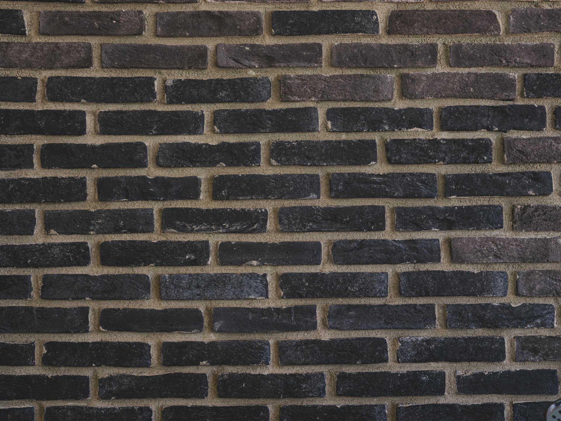 Trabajos de albañilería en Buenos Aires - albañil construyendo pared de ladrillos