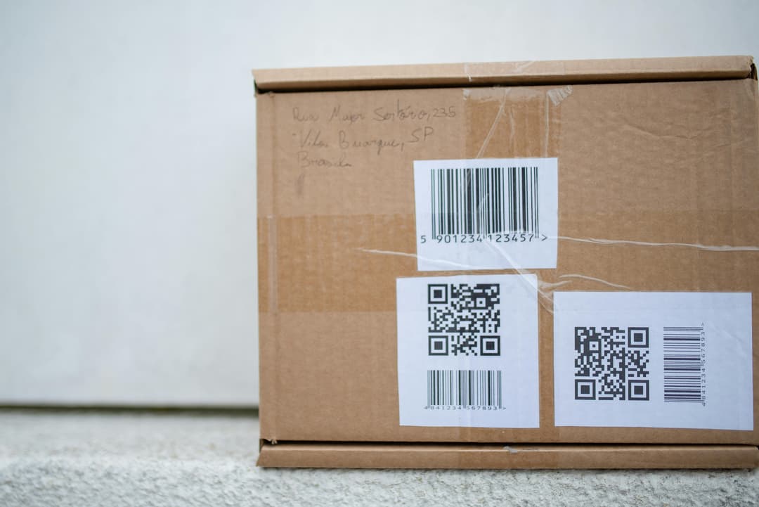 Creador de generadores de códigos QR - Ejemplo de códigos QR en paquete de envío