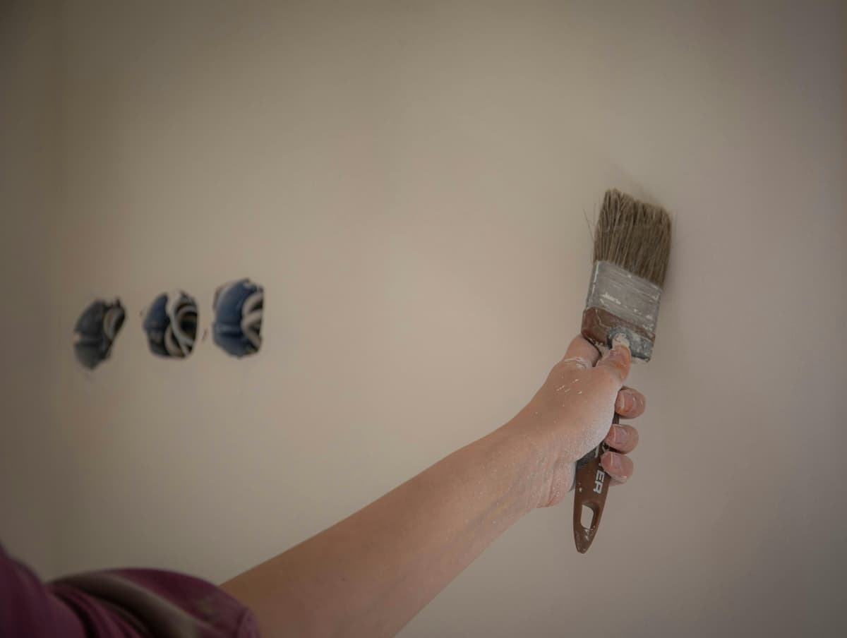 Pintor profesional trabajando en Buenos Aires - Calculadora de ingresos 2026
